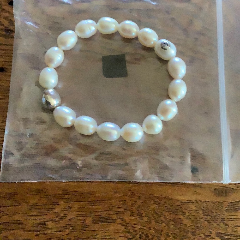 Stretch, pearl bracelet with .925 hammered silver bead.